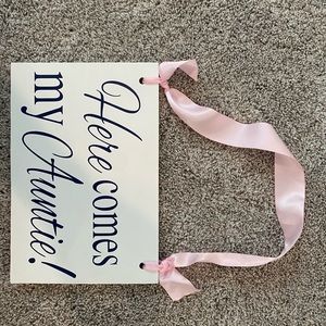 Wedding sign here comes my auntie